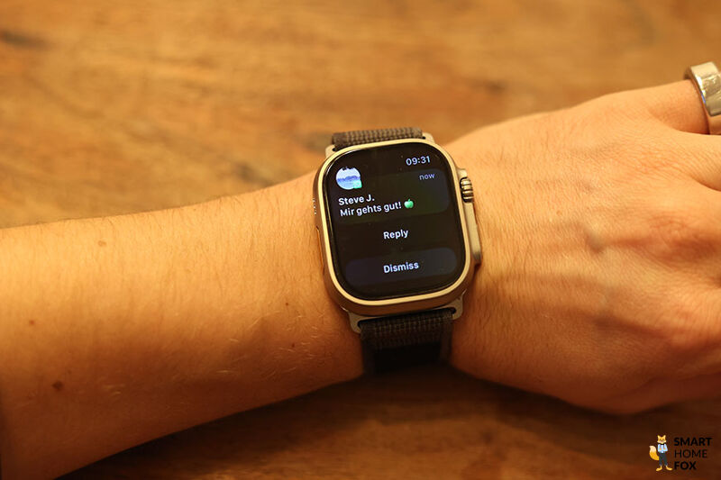 Man sieht eine eingegangene auf der Apple Watch Ultra.